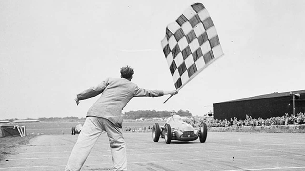 A Scuderia Ferrari participa do primeiro campeonato mundial de Fórmula 1 com o apoio de Shell.