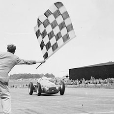 A Scuderia Ferrari participa do primeiro campeonato mundial de Fórmula 1 com o apoio de Shell.