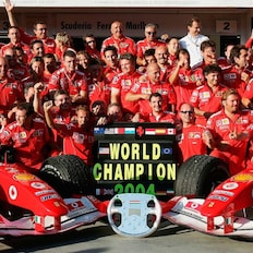 A virada do século No Grande Prêmio do Japão, Schumacher se torna o primeiro Campeão Mundial de Pilotos da Scuderia Ferrari por 21 anos. A Scuderia leva o Constructors’ Title.
