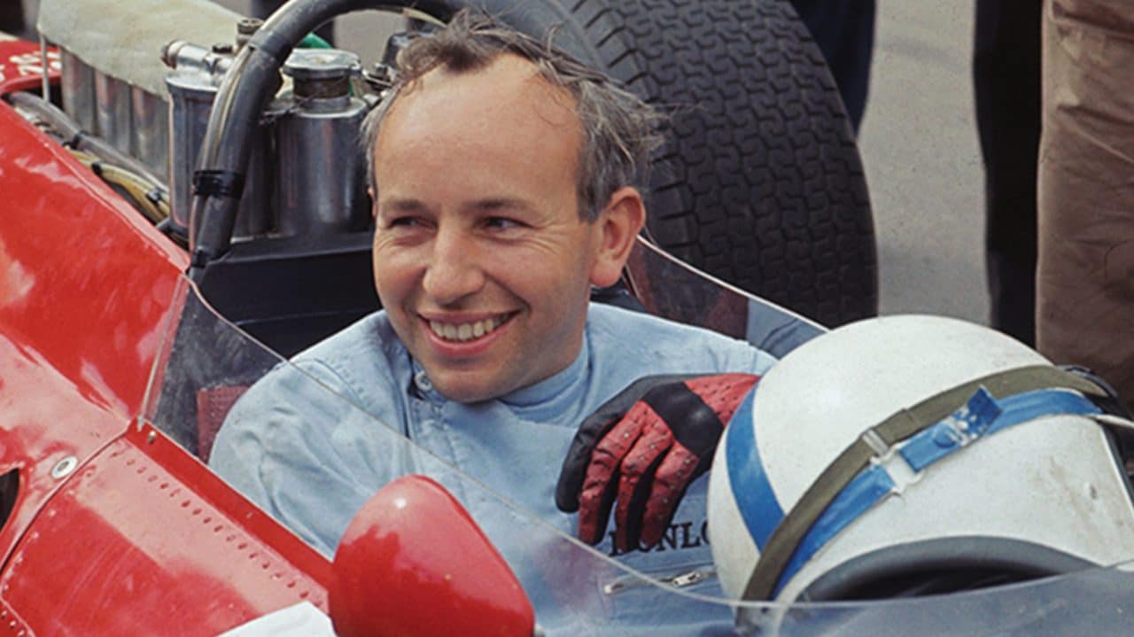 John Surtees se torna uma lenda ao conquistar o título de único campeão do mundo tanto na F1 quanto na motovelocidade. A Scuderia vence o Constructors’ Title.
