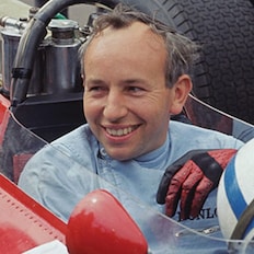 John Surtees se torna uma lenda ao conquistar o título de único campeão do mundo tanto na F1 quanto na motovelocidade. A Scuderia vence o Constructors’ Title.