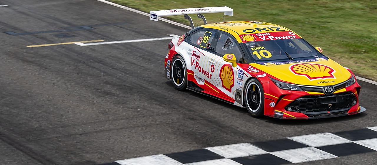 Carro do piloto Ricardo Zonta na linha de chegada da Stock Car