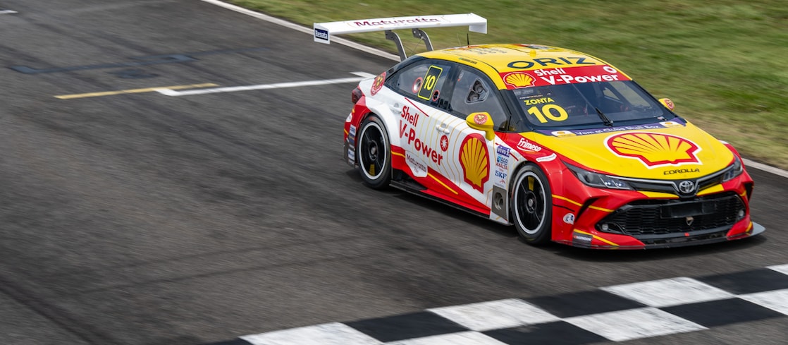Carro do piloto Ricardo Zonta na linha de chegada da Stock Car