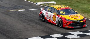 Carro do piloto Ricardo Zonta na linha de chegada da Stock Car