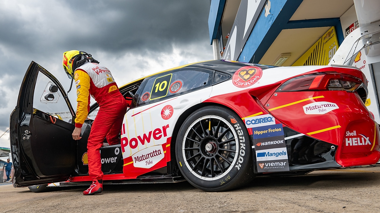 Piloto Ricardo Zonta entrando no carro