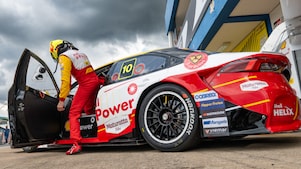 Piloto Ricardo Zonta entrando no carro