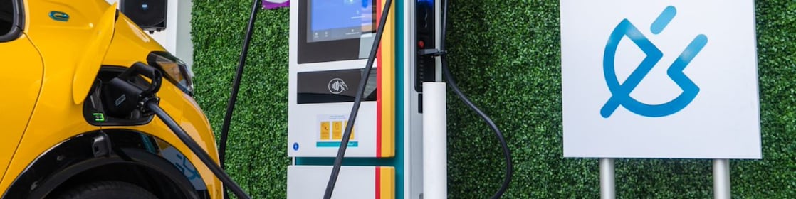 Carro sendo recarregado em um eletroposto Shell Recharge