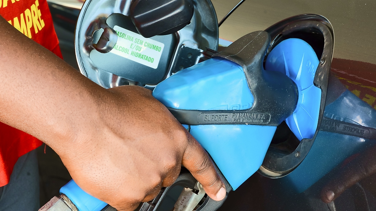 Dois carros da Scueria Ferrari durante a corrida