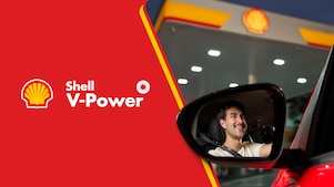 Foto de homem dirigindo carro e chegando a posto Shell aplicada sobre fundo vermelho e, ao lado, logo de Shell V-Power