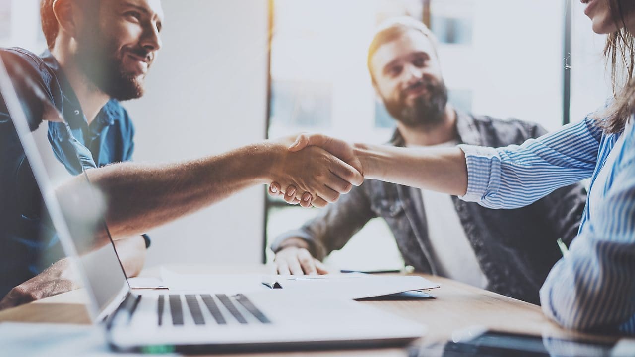 PRODUCT CAROUSEL Image 1 – Alt. Text Aperto de mão de parceria comercial. Dois colegas de trabalho apertando as mãos depois de chegar a um acordo.
