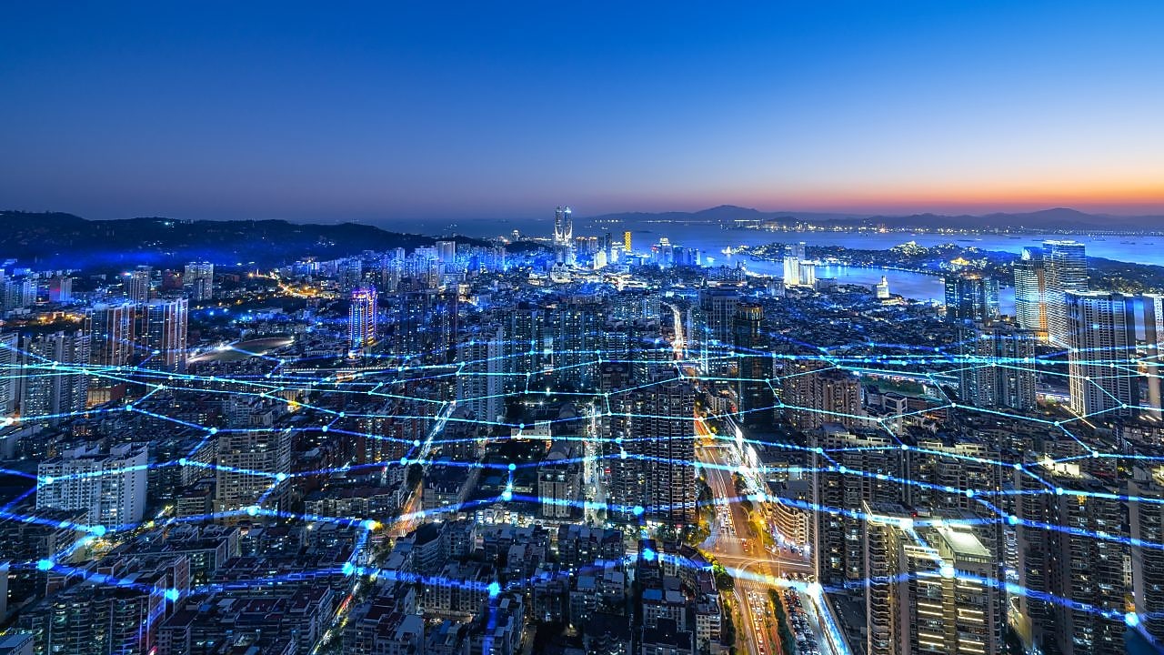 Um horizonte em uma cidade inteligente com linhas de grade azuis