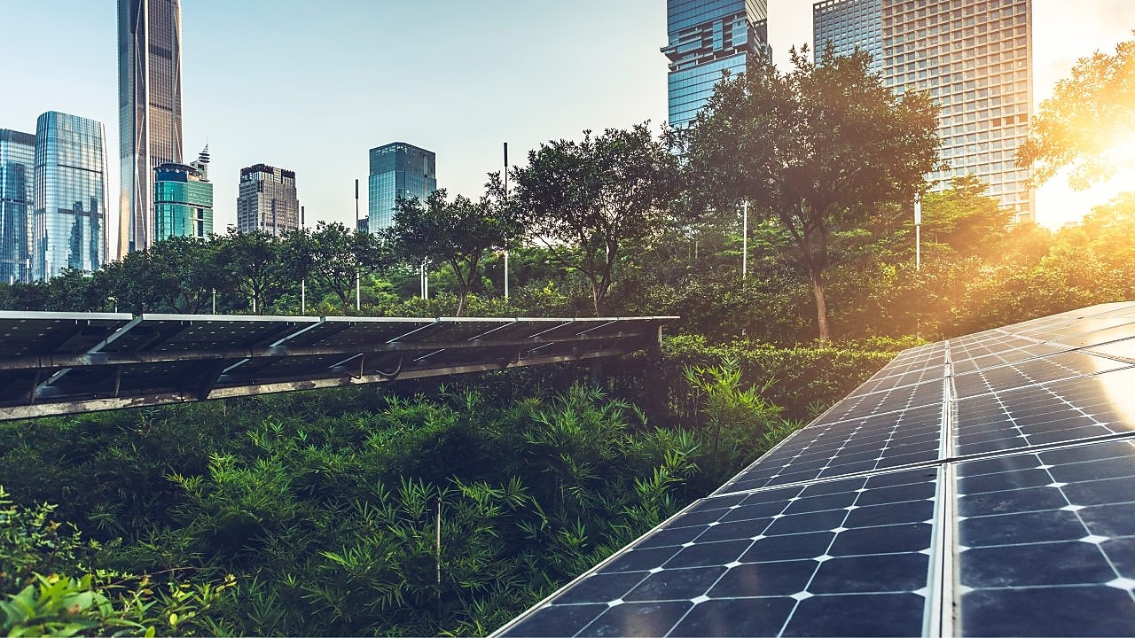 Painéis solares em frente aos arranha-céus
