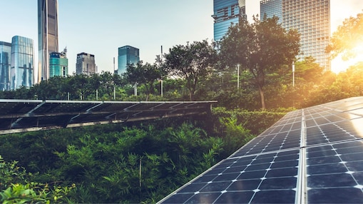 Painéis solares em frente aos arranha-céus