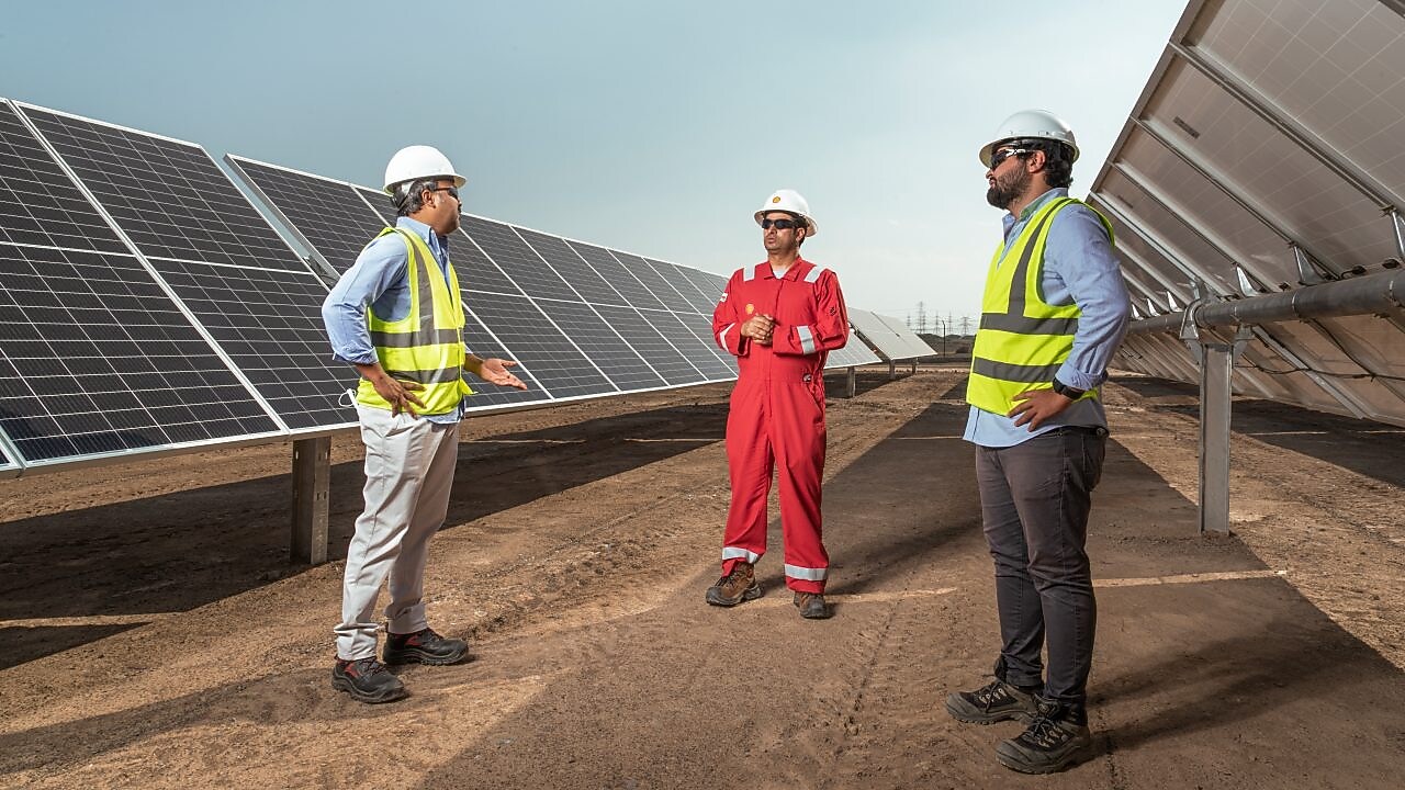 Uma visão aérea de um conjunto de prédios com painéis solares instalados no telhado