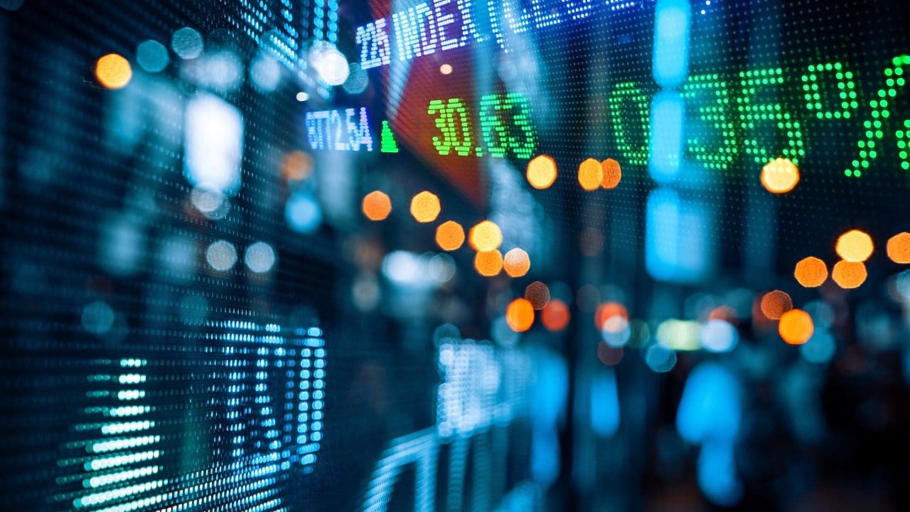 Cotações do mercado de ações com cena da cidade refletida em vidro