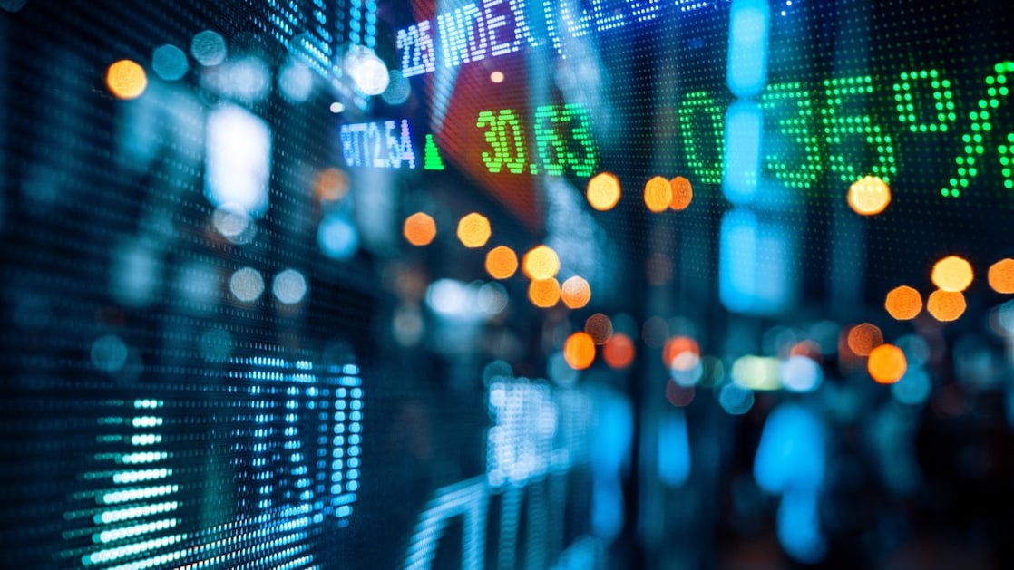 Cotações do mercado de ações com cena da cidade refletida em vidro