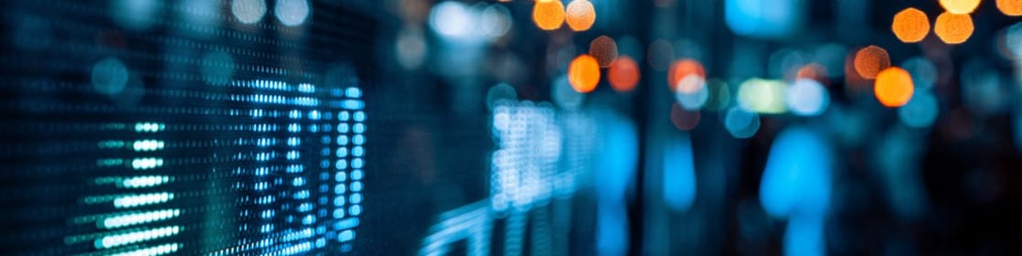 Cotações do mercado de ações com cena da cidade refletida em vidro