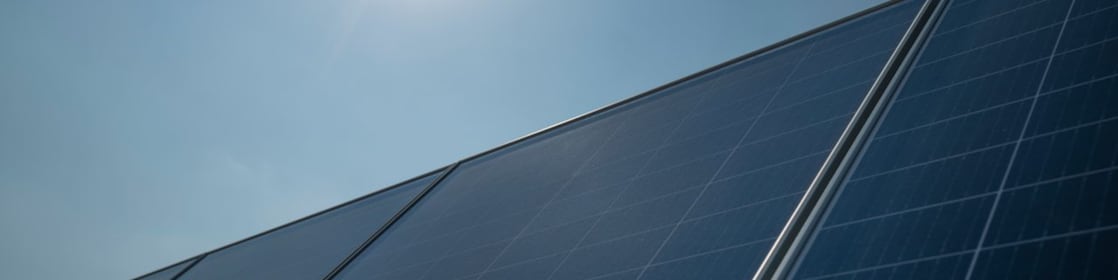 Placa solar ao ar livre, com sol ao fundo