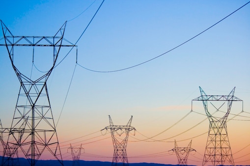 Linhas de energia sob o pôr do sol
