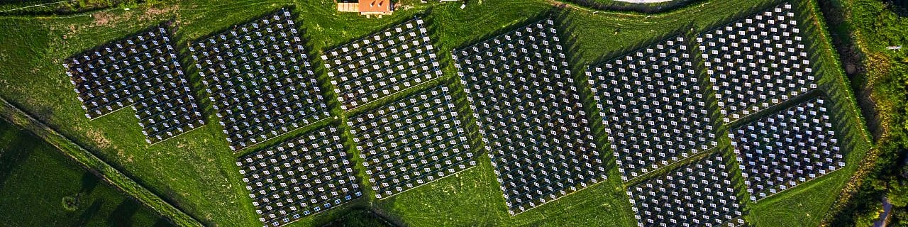Vista aérea de painéis solares em área rural