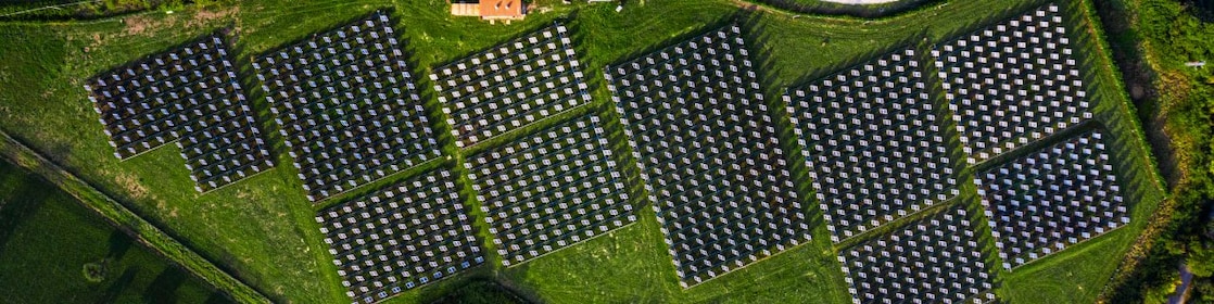 Vista aérea de painéis solares em área rural
