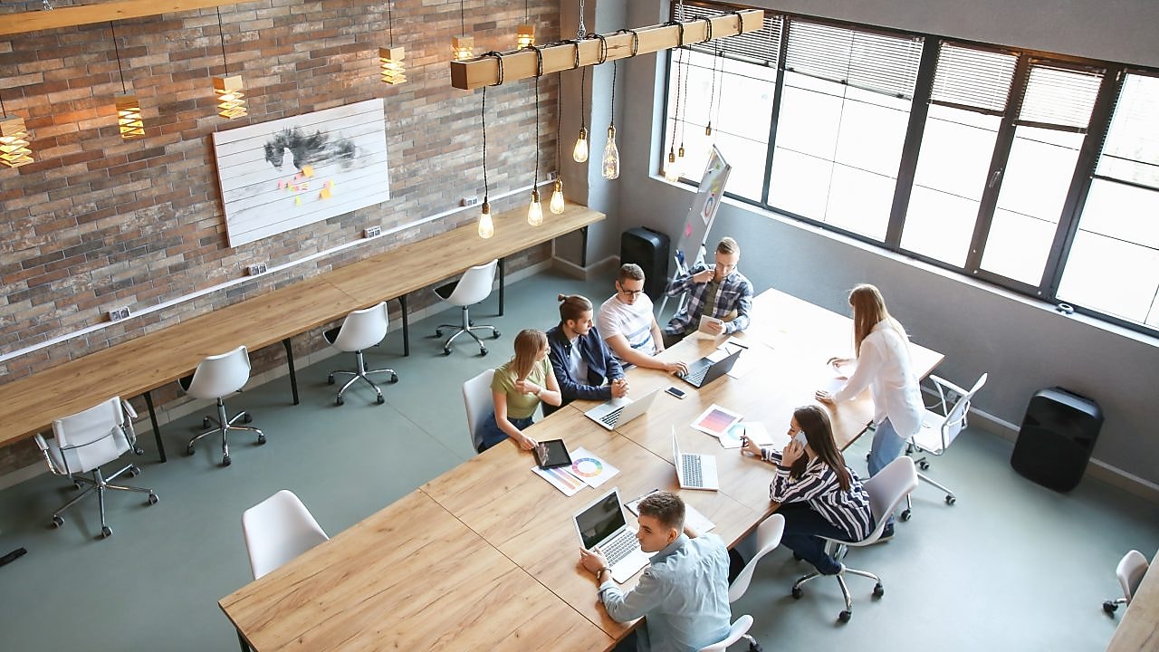 Grupo de colaboradores reunidos em escritório