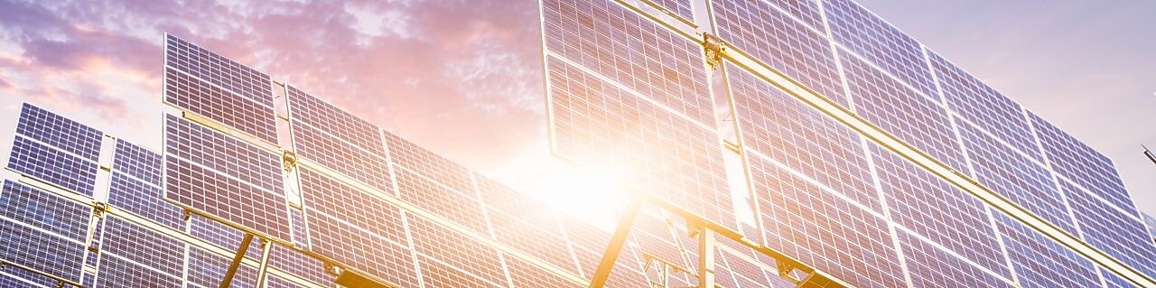 Painéis solares sob a luz do sol