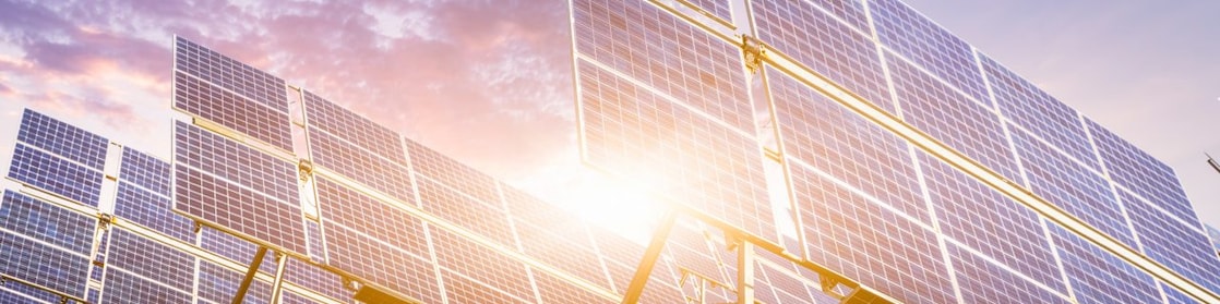 Painéis solares sob a luz do sol