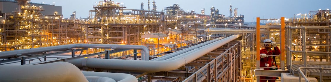 Visão ampla de usina de gás natural