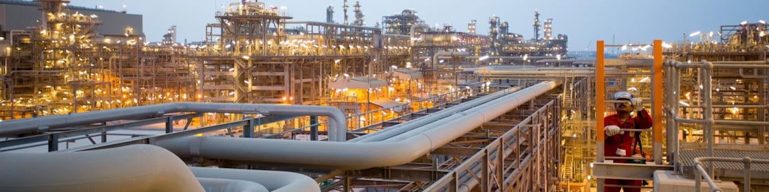 Visão ampla de usina de gás natural