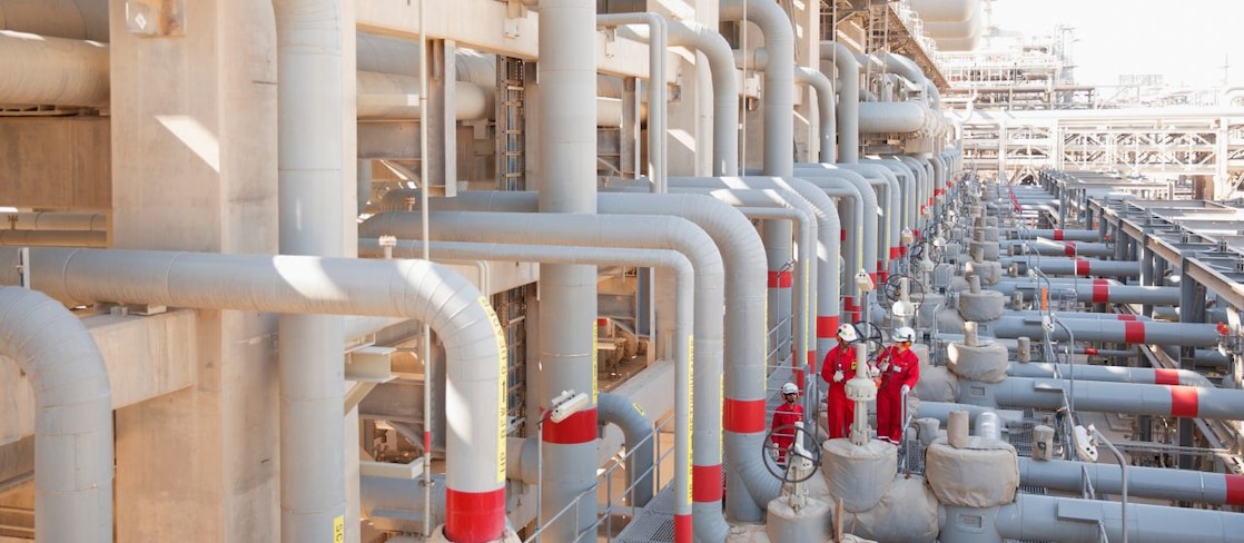 Operadores atuando em planta de gás natural