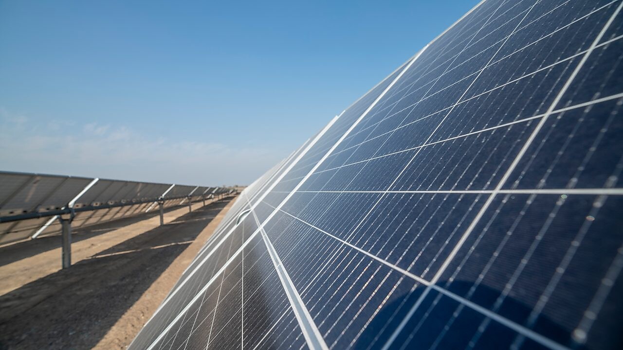 Uma sequência de placas solares ao ar livre em um dia ensolarado