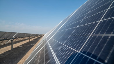 Uma sequência de placas solares ao ar livre em um dia ensolarado