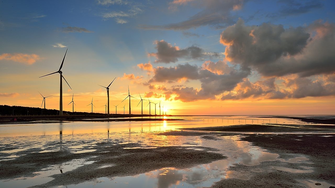 Campo de energia eólica localizado em região litorânea