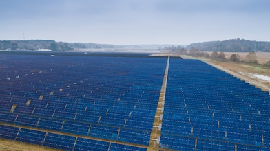 Placa solar ao ar livre, com sol ao fundo