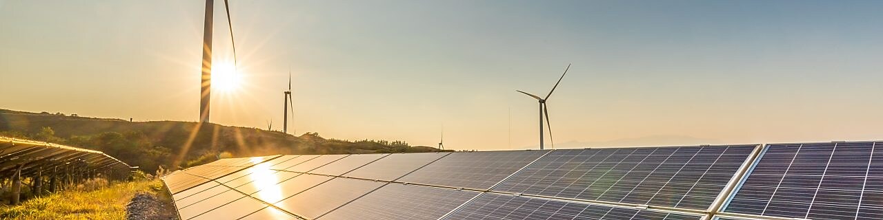Grande placa solar em uma área aberta