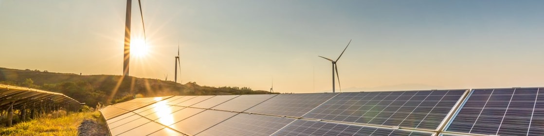 Grande placa solar em uma área aberta