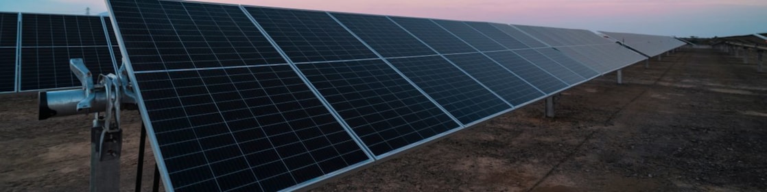 Painéis solares sob o céu ao entardecer