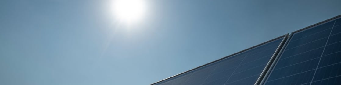 Paineis solares iluminados pelo sol