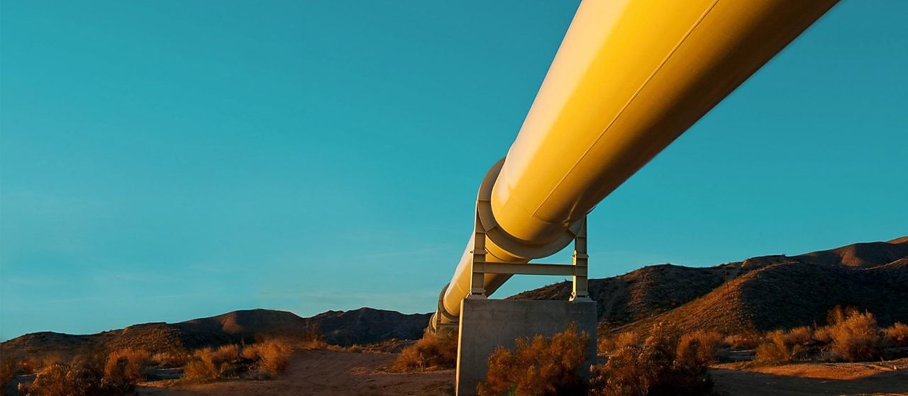 um cano extenso de distribuição de gás natural