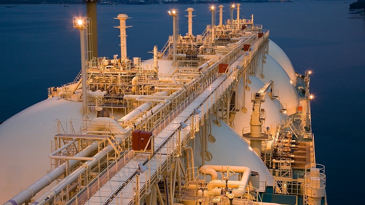 estação de gás natural iluminada à noite.