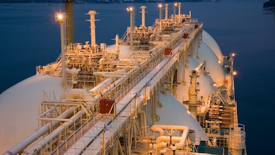 estação de gás natural iluminada à noite.