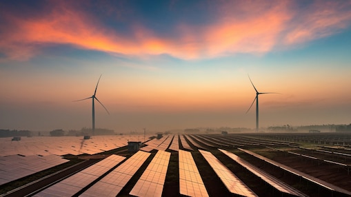 Campo de geração elétrica eólica e solar ao entardecer