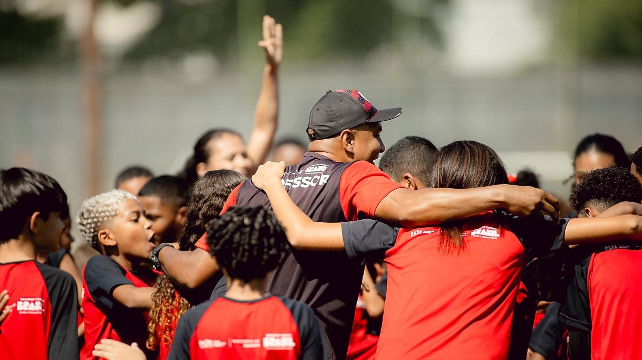 Duas engenheiras de Shell sorrindo num campo de capim verde