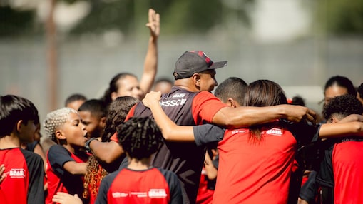 Duas engenheiras de Shell sorrindo num campo de capim verde
