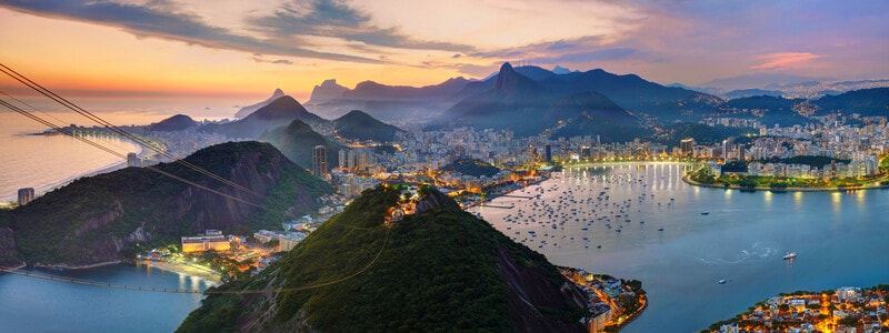 Cidade do Rio de Janeiro no pôr do sol iluminada pelas luzes urbanas