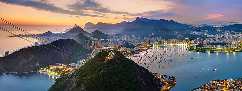 Cidade do Rio de Janeiro no pôr do sol iluminada pelas luzes urbanas