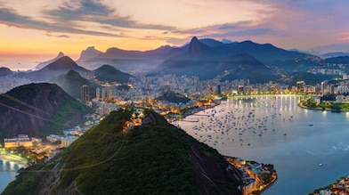 Cidade do Rio de Janeiro no pôr do sol iluminada pelas luzes urbanas