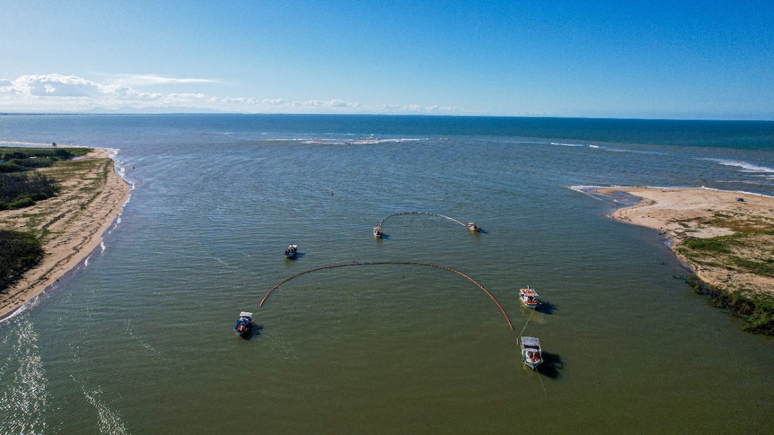 Seis barcos simulando a técnica de limpeza utilizada em situações de incidentes com vazamento de óleo no mar.