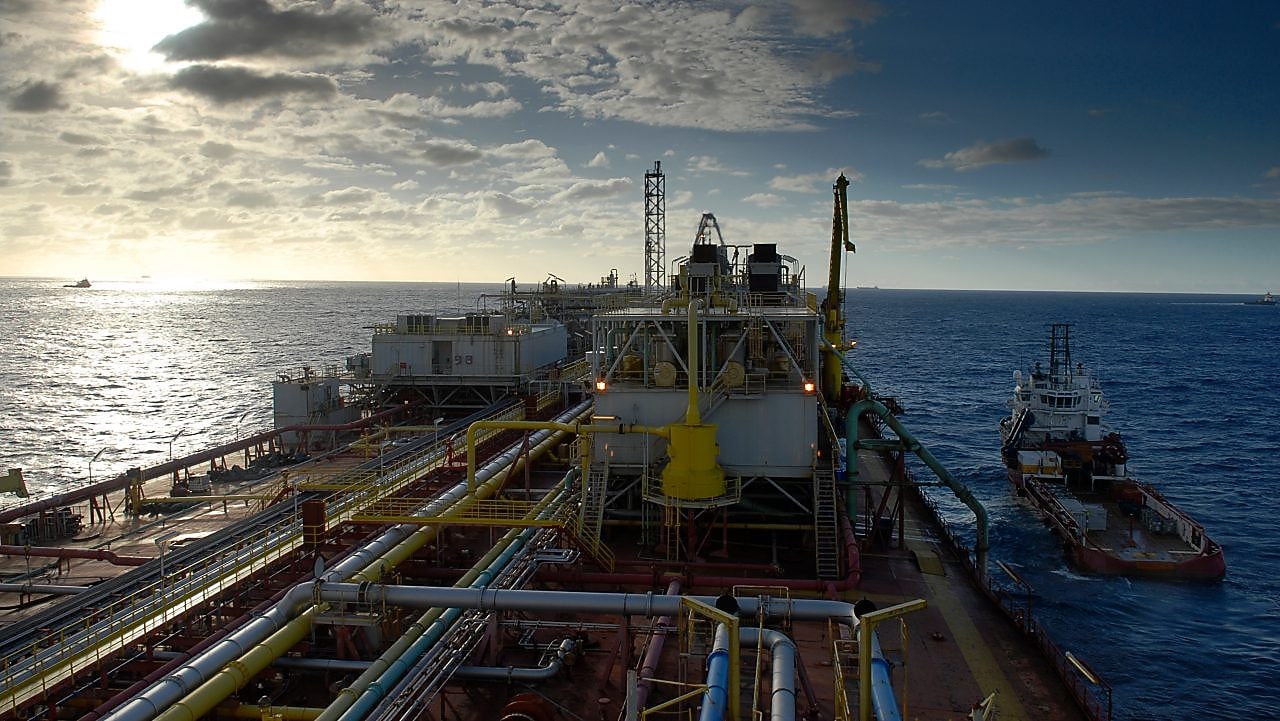 Funcionário Shell trabalha em plataforma offshore